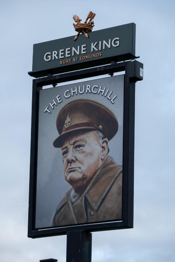 The Churchill By Greene King Inns Royal Wootton Bassett Kültér fotó