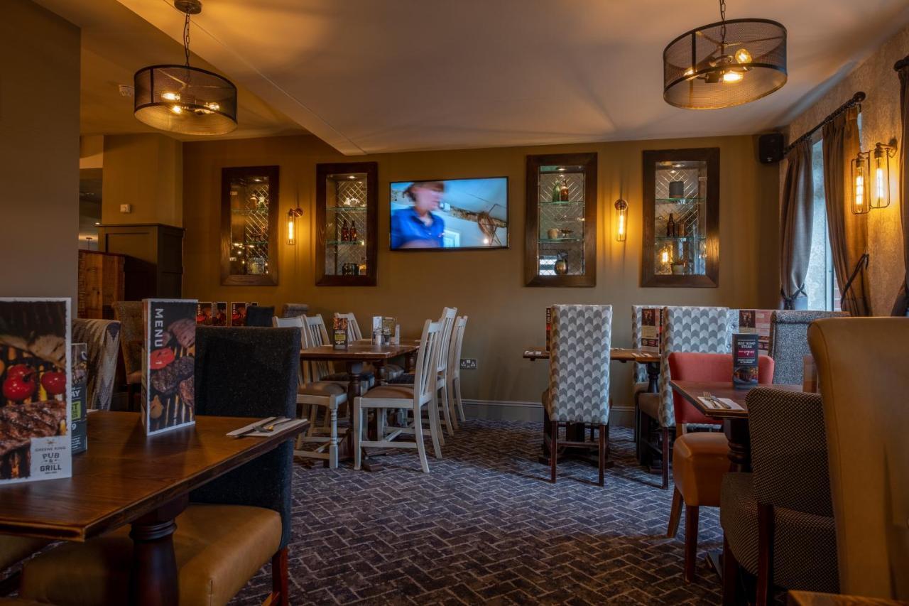 The Churchill By Greene King Inns Royal Wootton Bassett Kültér fotó