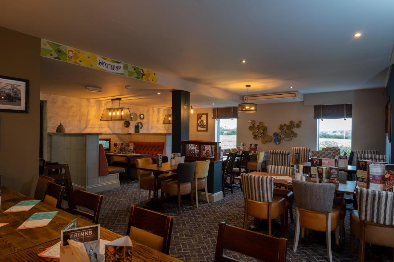 The Churchill By Greene King Inns Royal Wootton Bassett Kültér fotó
